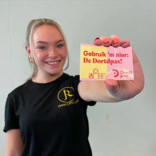 Gebruik je Dordtpas tegoed bij JR dance factory! JR dance factory is partner van de Dordtpas. Mocht je dus lekker willen dansen door middel van je Dordtpas tegoed, dan kan dat! Kom je eerst gezellig twee gratis proeflessen volgen? Schrijf je in via onze website ‘proefles’! www.jrdancefactory.nl